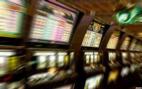 Tampilan fitur sports dan casino dengan opsi bantuan FAQ dari apple88